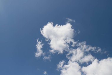 Mavi gökyüzündeki bulutlar