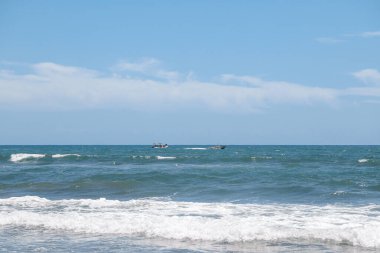 Mavi deniz ve mavi gökyüzü arka planı. Yaz denizi ve mavi gökyüzü.