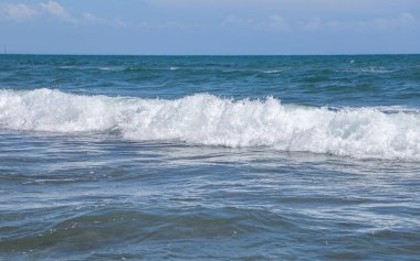 Kumsalda deniz dalgaları. Güzel deniz manzarası. Panorama