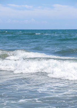 Kumsalda deniz dalgaları. Güzel deniz manzarası. Panorama
