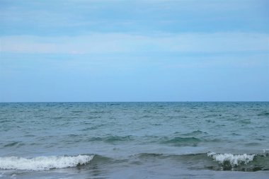 Kumsalda deniz dalgaları. Güzel deniz manzarası. Panorama