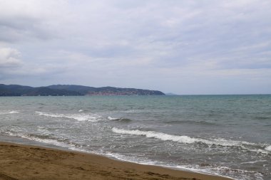 Kumsalda deniz dalgaları. Güzel deniz manzarası. Panorama