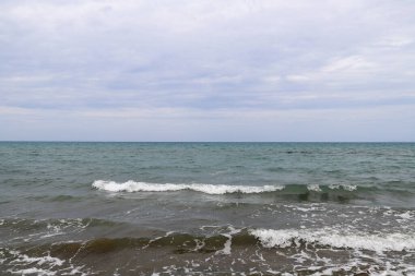 Kumsalda deniz dalgaları. Güzel deniz manzarası. Panorama
