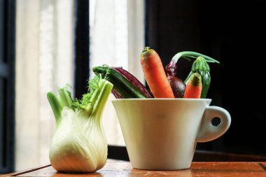 taze organik yeşil sebzeler ve beyaz arka planda baharatlar