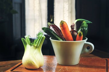 Mutfakta taze sebze var.