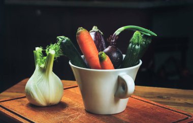 Bir fincan çay ve bir bardak taze meyve suyuyla ahşap bir masada hayat.