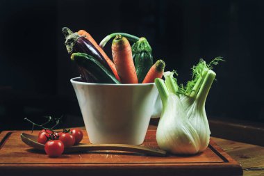 Tahta masada taze sebzeler.