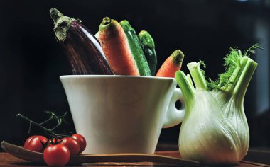 Tahta bir masada taze sebzeler.