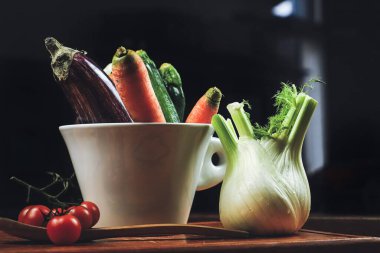 taze organik sebzeler ve baharatlar siyah masada.