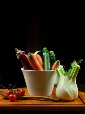 Mutfak masasında taze sebzeler, kapatın.