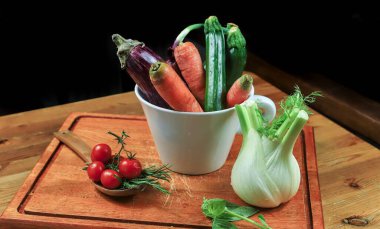 Maydanozlu kırmızı soğan ve ahşap arka planda baharatlar.