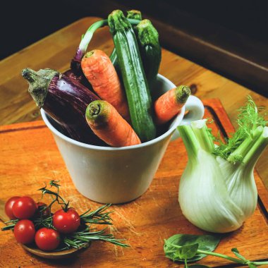 Sağlıklı bir yemek için taze sebze..