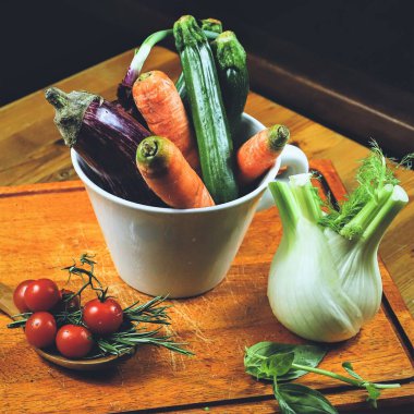 Rustik arka plan üzerinde taze organik sebze