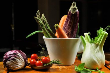 Siyah bir tencerede taze sebzeler