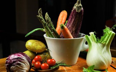 Cam bir kasede taze sebzeler