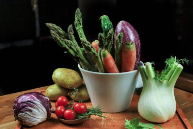 Masada pişirmek için taze sebzeler