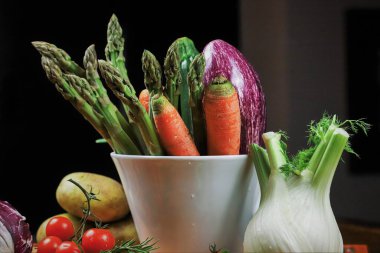 Salata için taze sebze.