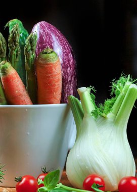 Taze sebzeler masada.