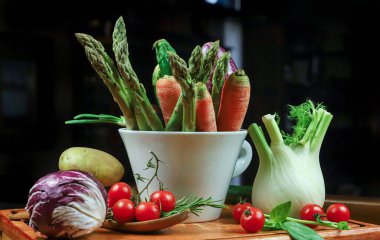 Tahta bir masada taze sebzeler.