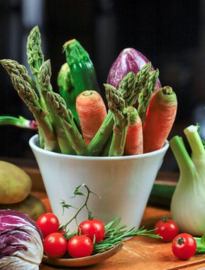 Sebze ve otlar ahşap masada.