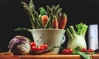 Mutfakta taze sebze var.