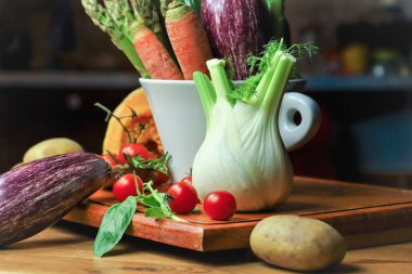 Mutfakta taze sebze var.