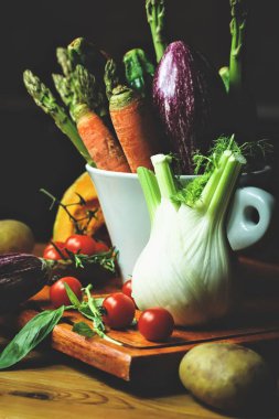 Siyah arka planda taze sebzeler. Sağlıklı yemek. vejetaryen yemeği