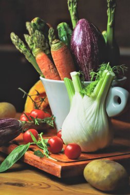 Taze sebzeler masada.