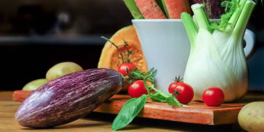 Tahta masada taze sebzeler ve baharatlar.