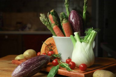 Mutfakta taze organik sebzeler var..