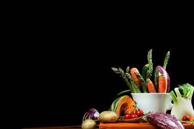 Siyah ahşap arka planda sebzeler. Metin için boşluk olan üst görünüm