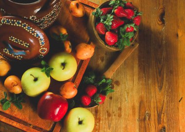 ahşap arka plan üzerinde taze kırmızı elmalar