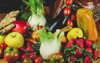 Bahçedeki ahşap masada taze sebzeler.