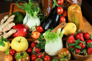 Tahta arka planda taze sebzeler