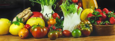 Mutfaktaki ahşap masada taze organik sebzeler.