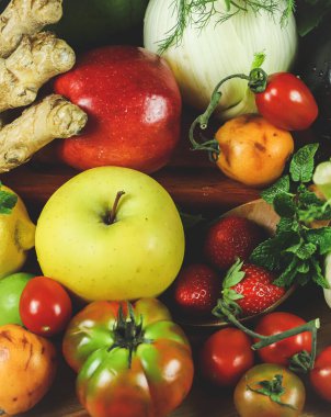 Taze meyve ve sebze ahşap tahta üzerinde