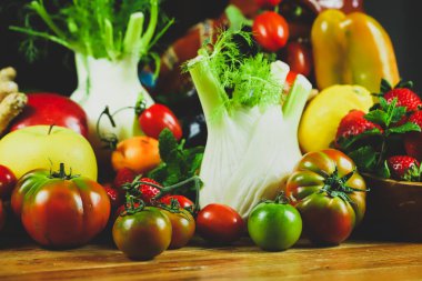 Ahşap arka planda organik sebzeler. taze organik sebze.