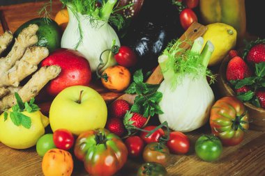 Tahta bir masada taze sebzeler.