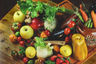 Tahta masada taze sebzeler ve meyveler.