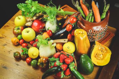 Köy tarzında ahşap bir arka planda taze sebzeler..