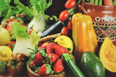 Mutfakta taze sebze ve otlar var..