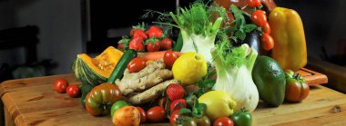 Taze sebzeler masada.