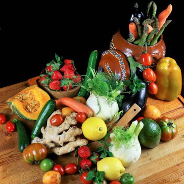 Siyah arka planda çeşitli sebze ve baharatlar