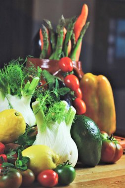 Taze sebzeler masada.