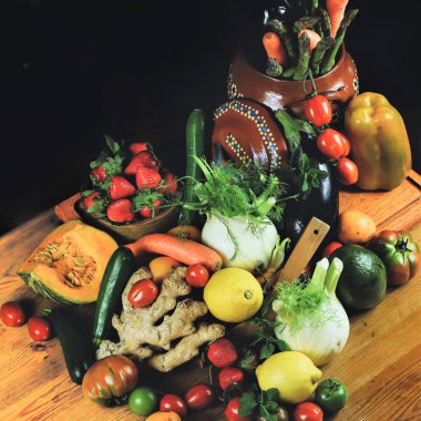 Mutfakta taze sebze var.