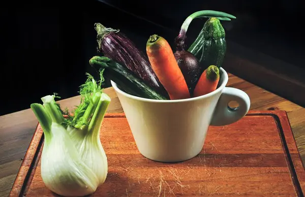 Tahta bir masada taze yeşil sebzeler