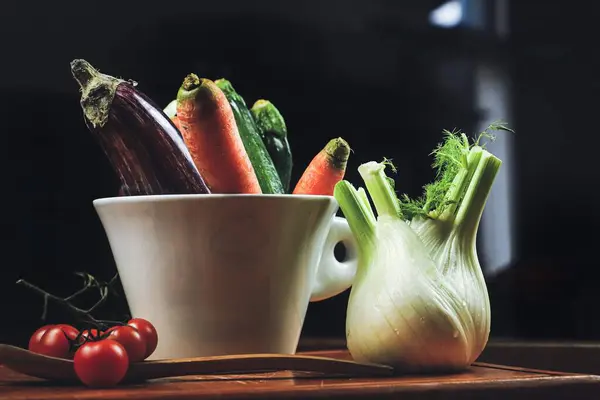 taze organik sebzeler ve baharatlar siyah masada.