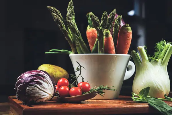 Tahta masada taze sebzeler ve otlar.