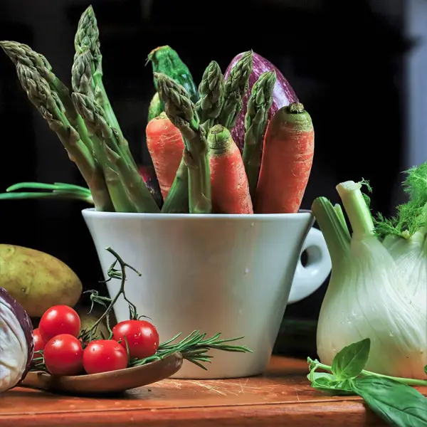 Tahtada pişirmek için taze sebzeler