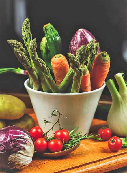 Taze sebzeler masada.